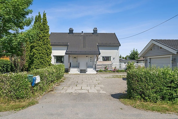 Privatmegleren v/ Weronica Sandbæk har gleden av å presentere Feltspatveien 9b! En lys og tiltalende halvpart av en vertikaltdelt bolig med e fleksibel kjeller i et populært og barnevennlig boområde.