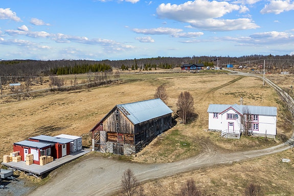 Sørvendt landbrukseiendom på 2.967,3 daa med attraktiv beliggenhet ved Aursunden på Glåmos. Jakt- og fiskerettigheter.