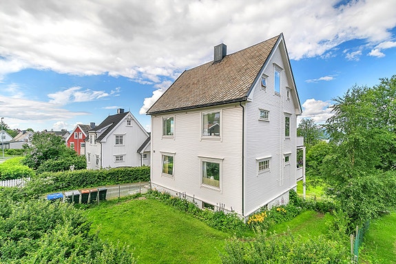 Frodig hage omkring boligen.