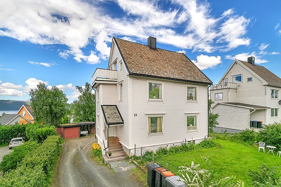 Velkommen til Snorres gate 19! Boligen ligger sentralt med gangavstand til sentrum, dagligvarebutikker, barnehager og barneskole.