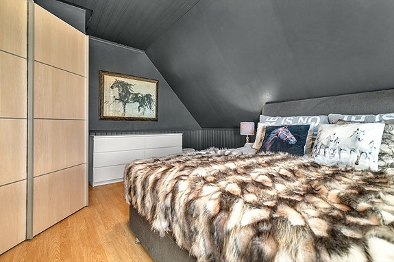 Loftsetasje - Rommet er utstyrt med skyvedørsgarderobe.
