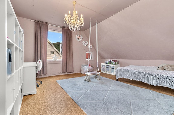 Loftsetasje - Soverom 2, stort soverom med godt plass for soveromsmøbler og lek.