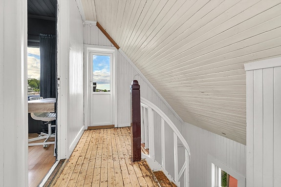 Loftsetasje - Loftsgang med utgang til balkongen.