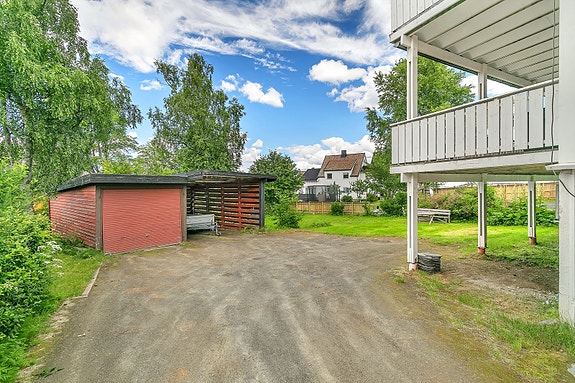 Garasje og carport.
