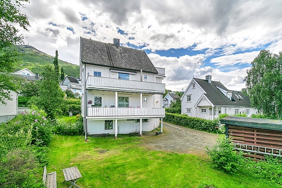Innkjørsel fra Snorres gate med god plass for parkering på eiendommen.