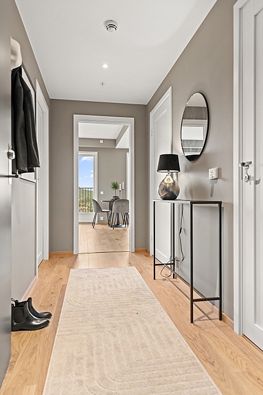 Innvendig preges boligen av en lun og tidløs atmosfære, med vegger malt i den elegante fargen Mohair som skaper en rolig og harmonisk ramme rundt interiøret.