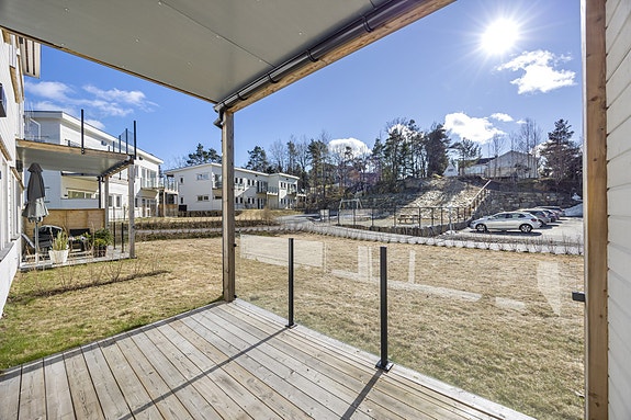 Fra stuen er det utgang til en terrasse på 8 m² med glassrekkverk.
Foto: Hallvard Rimereit