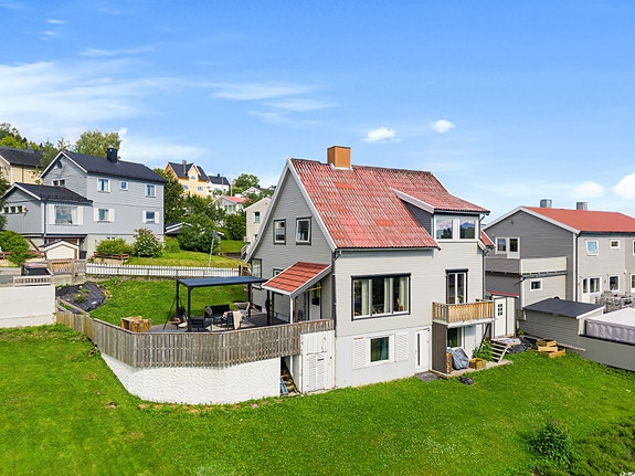 EIE Eiendomsmegling v/Michael Knutsen har gleden av å presentere Borgveien 7, en praktisk og innholdsrik enebolig med utleiedel. Foto: Cinematic Photography
