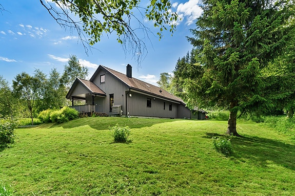 EiendomsMegler 1 v/Oliver Andreassen har gleden av å presentere Estenstadvegen 101! (Foto: Krokstad & Nervik v/ Ekatarina Krokstad)