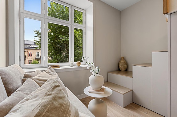 Velkommen til leilighet 212 - En lys og moderne leilighet med møbelsnekrede løsninger fra The Apartment Store for optimal arealutnyttelse
