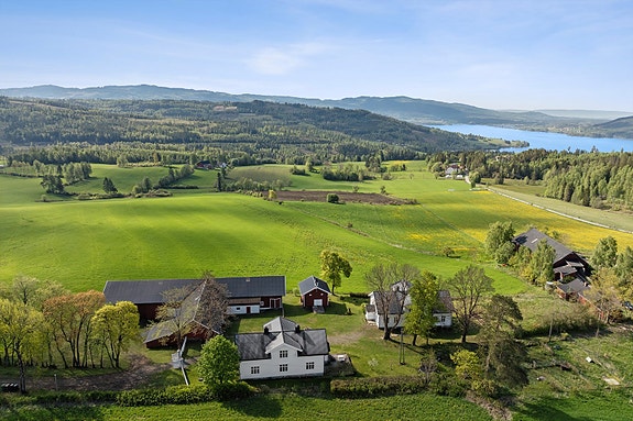 Monica Hoff v/Dnb Eiendom har gleden av å presentere Sognsveien 150, en unik og historisk eiendom på vakre Hadeland.