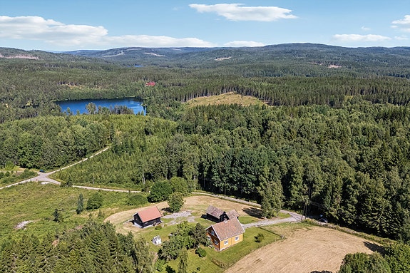 Velkommen til småbruksidyllen Brattbakkvegen 21! Foto: Bjørn Sørheim/EFKT Norge AS