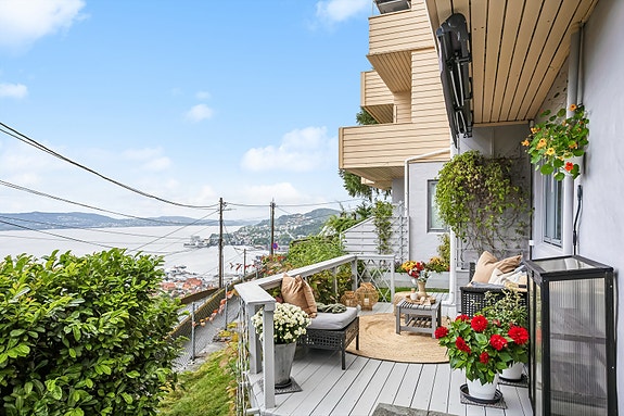 Velkommen til Breistølen 19A. Foto: EFKT NORGE AS.
Terrasse på 10 m² ved inngangspartiet, med plass til en hyggelig sittegruppe.