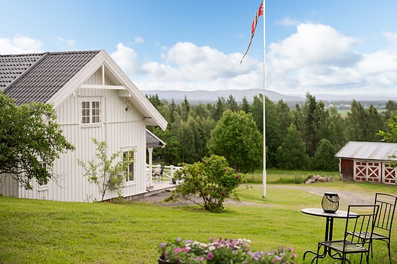 Velkommen til denne idylliske plassen i Risåsvegen 109 i Våler! Foto: Husfoto v/ Bernat Tubau.