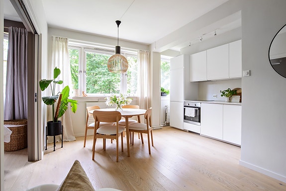 Tilbaketrukket og solrik 2-roms med etterspurt beliggenhet på Frogner. Foto: Studio Oslo