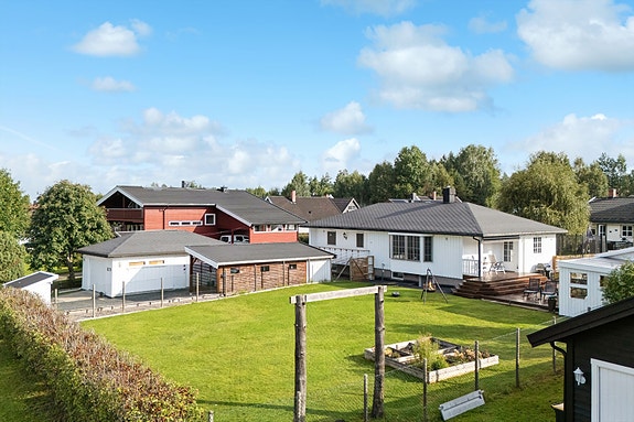 Velkommen til Rudolf Nilsens Veg 28! Eiendommen har en stor og flat tomt, opparbeidet med plen og gruset innkjøring. Foto: Bente Nijora Aalberg og Elisabeth Gjerdingen.