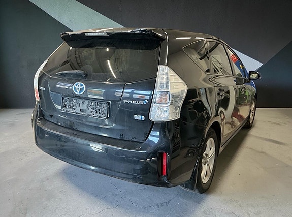 Toyota Prius 4 of 5