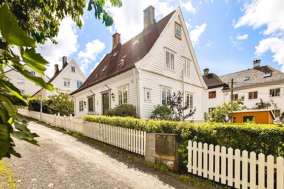 Aktiv Eiendomsmegling v/Roger Glesnes har gleden av å presentere Pinnelien 22! En sjarmerende tomannsbolig med familievennlig beliggenhet på Kronstad. Foto: Imotiv.
