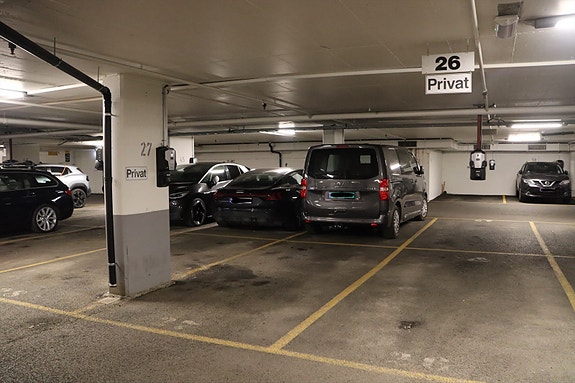 Øyvind Næss ved Nordvik Majorstuen presenterer Skovveien 4. En flott garasjeplass (nr. 27) i Frogner Atrium parkeringssameiet. Foto: selger