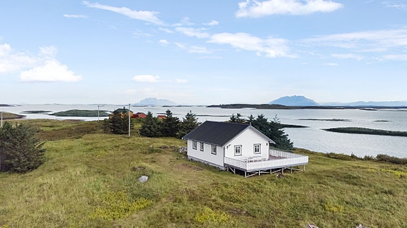 Hytta sett fra sør vest med Dønnamannen og de syv søstre