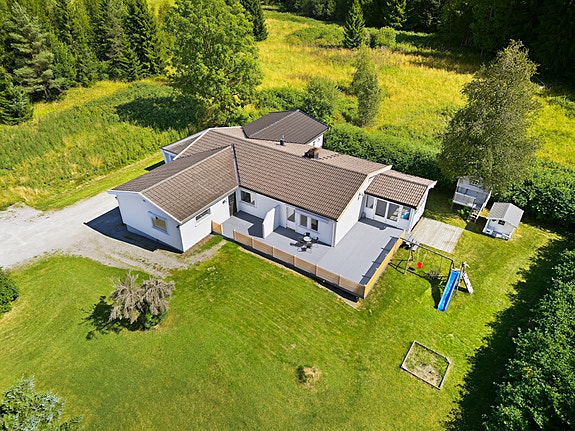 Velkommen til Båstadveien 684 - en stor, innholdsrik og familievennlig enebolig.