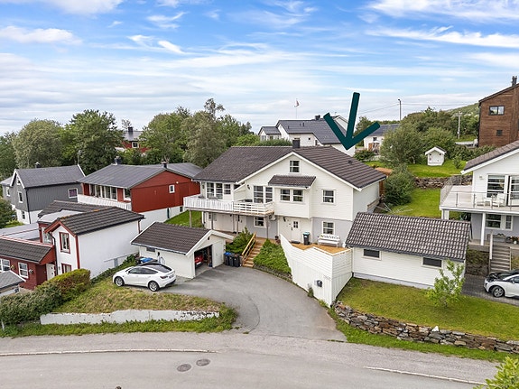 Velkommen til Årlokkveien 1B og en flott vertikaldelt tomannsbolig i Rønvika.