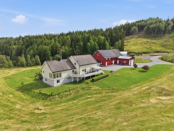 Velkommen til Åmland 26! Unik landbrukseiendom med naturskjønn beliggenhet. Foto: Deliverfoto