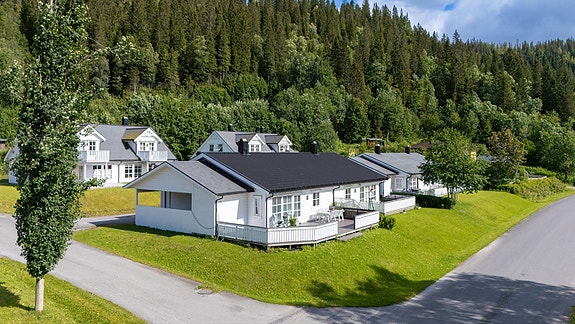 Eiendomsmegler Norge v/Eiendomsmegler MNEF Tomi Christian Johansen, presenterer her en nydelig og stor 1/2 part av tomannsbolig!