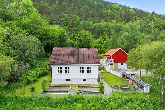 Velkommen til Kvalvågvegen 88! - Foto levert av Robin Malm.