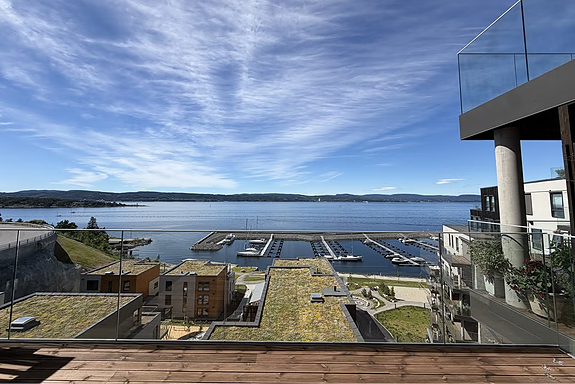 Velkommen til B703! Leiligheten byr på en stor terrasse med flott fjordutsikt - perfekt for rolige dager og gode sommerkvelder.