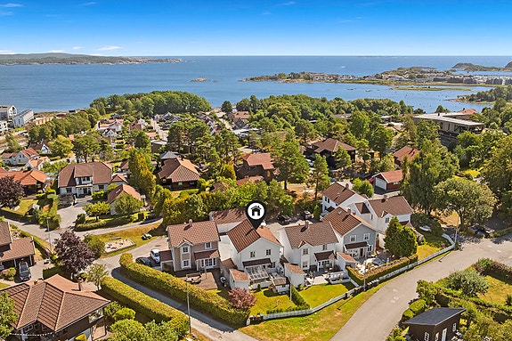 Velkommen til en lys og innbydende familiebolig i hyggelige omgivelser på Solstad.