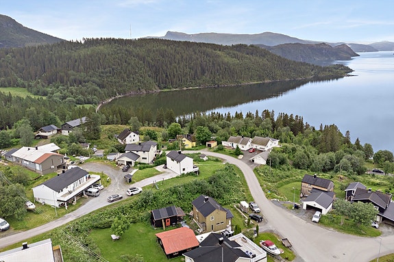 Aktiv Eiendomsmegling har gleden av å presentere Ingvaldsletta 7 - en gjennomført og smakfullt modernisert enebolig med attraktiv beliggenhet i populære Svenskbyen på Hemnesberget.