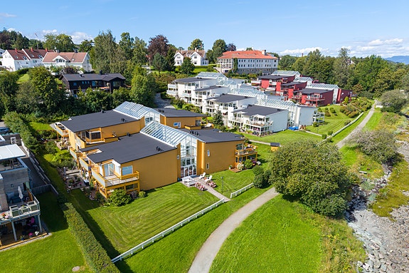 EiendomsMegler1 v/Kristian Sundland har gleden av å presentere Hasselbakkvegen 5C! Foto: Nonstad Photo v/Julian Nonstad.