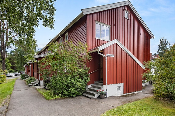 Stian Aaberg v/ DNB Eiendom ønsker velkommen til Nøklesvingen 1! Enderekkehuset har en attraktiv og skjermet plassering i rekken.