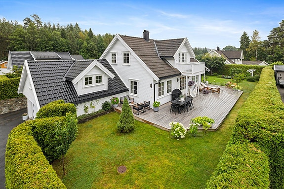 Velkommen til Kjelkeveien 6 - en innholdsrik familiebolig i barnevennlig blindgate