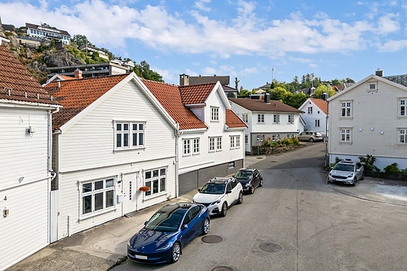 Velkommen til Gamleveien 6. Eiendommen presenteres av Anne Havsø i EiendomsMegler 1.Foto: Arne Ove Østebrøt.