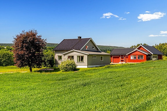 Våningshuset og driftsbygningen danner et tradisjonelt og sjarmerende tun. Foto: Karl Filip Kronstad