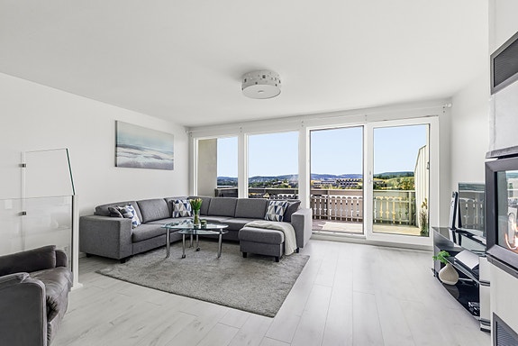 Velkommen til Riis Terrasse 42 som er en bolig over 3 plan med barnevennlig beliggenhet på Kjeller, med kort vei til Lillestrøm. I boligens 2. etasje finner man en romslig stue- og kjøkkenløsning.