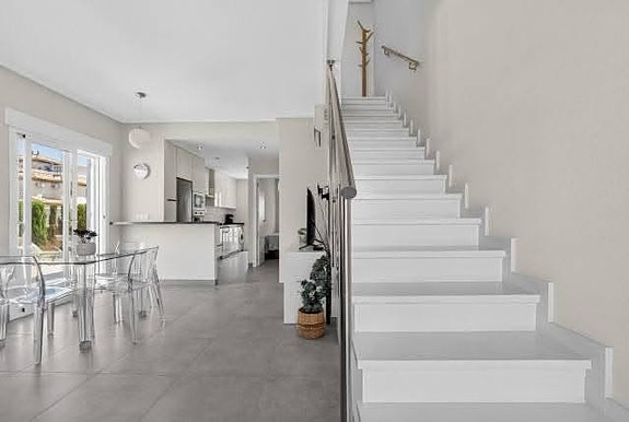 Moderne hjørnerekkehus med privat basseng og takterrasse med havutsikt!