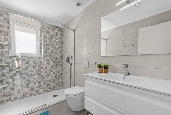 Moderne hjørnerekkehus med privat basseng og takterrasse med havutsikt!