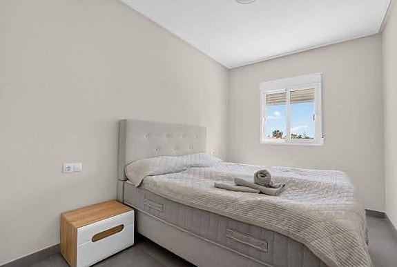 Moderne hjørnerekkehus med privat basseng og takterrasse med havutsikt!