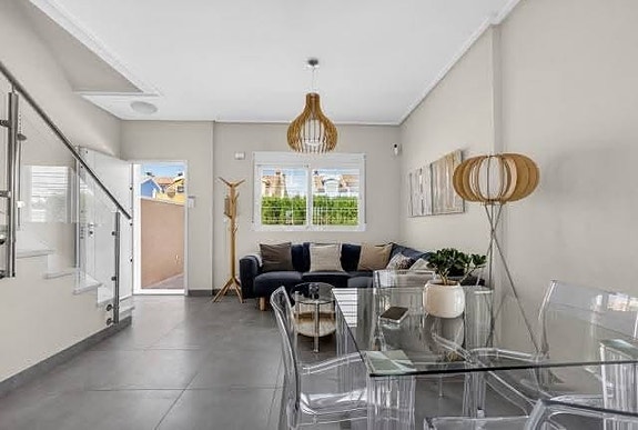 Moderne hjørnerekkehus med privat basseng og takterrasse med havutsikt!