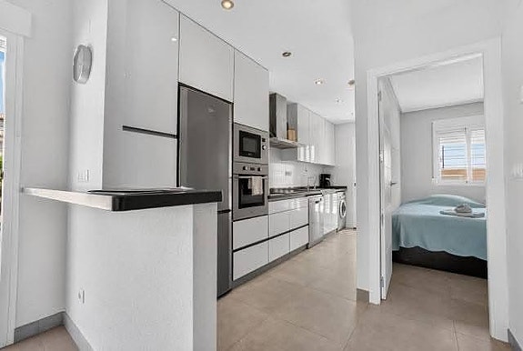 Moderne hjørnerekkehus med privat basseng og takterrasse med havutsikt!