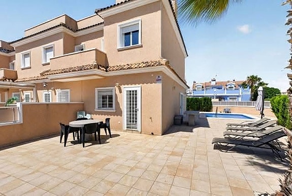 Moderne hjørnerekkehus med privat basseng og takterrasse med havutsikt!