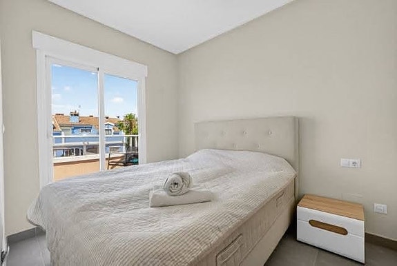 Moderne hjørnerekkehus med privat basseng og takterrasse med havutsikt!