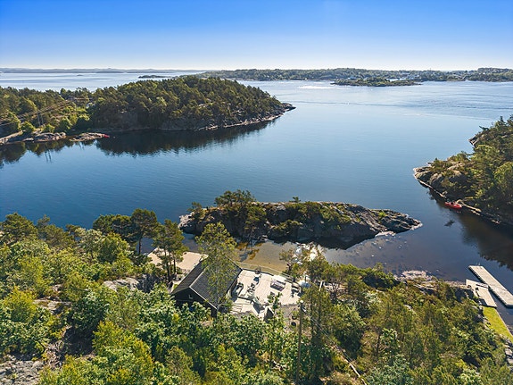 Velkommen til en fantastisk beliggende fritidseiendom, med en usjenert beliggenhet i le for sør-vestvinden med svært gode solforhold! Fosseviga 21 er presentert av Ina Andersen for Eiendomsmegler Norge.