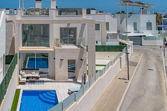 Eksklusiv villa med privat basseng, takterrasse og innredet kjeller