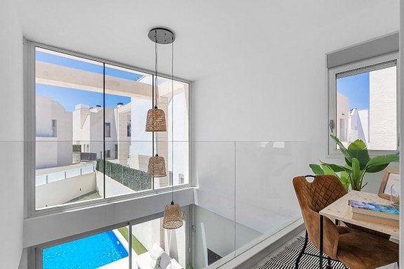 Eksklusiv villa med privat basseng, takterrasse og innredet kjeller