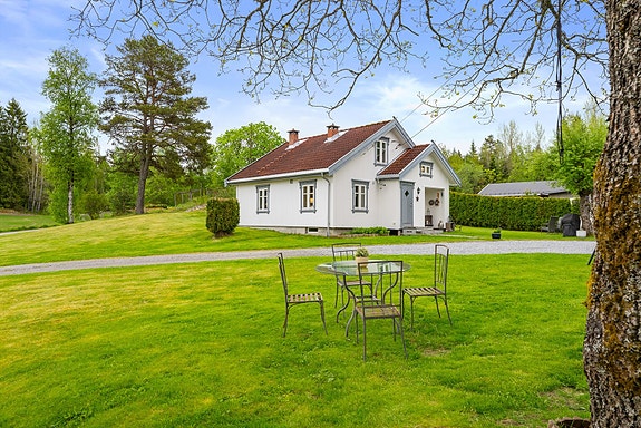 Velkommen til Kroksveien 168 - et sjarmerende småbruk med landlig og naturskjønn beliggenhet ved Steinersby.