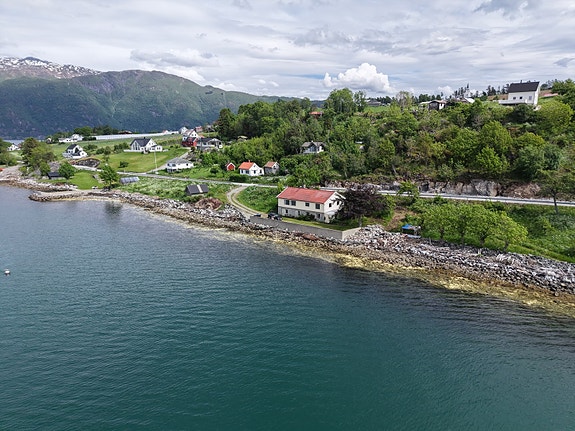 Velkommen til Vangsnesvegen 962! Presentert av Hedda Njøs v/Eiendomsmegler Norge!